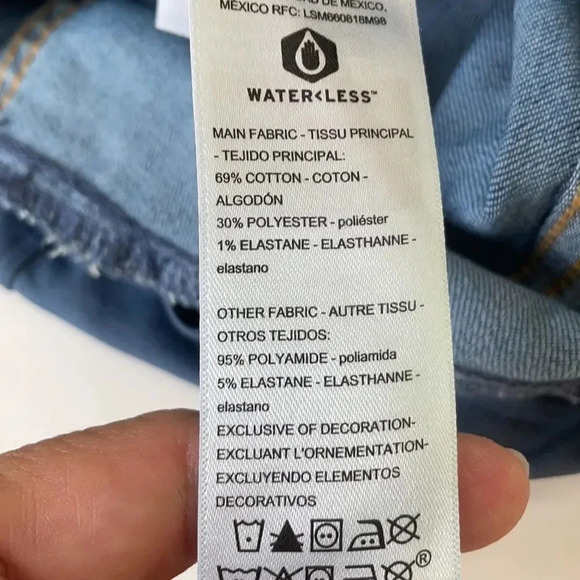 Levi’s signature maternity jean shorts, over the belly. Cuffed. Size small - Picture 9 of 11